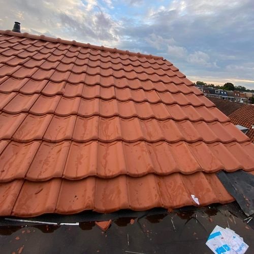 Mooie dakpannen geplaatst Dakdekker Best inspectie van pannendak